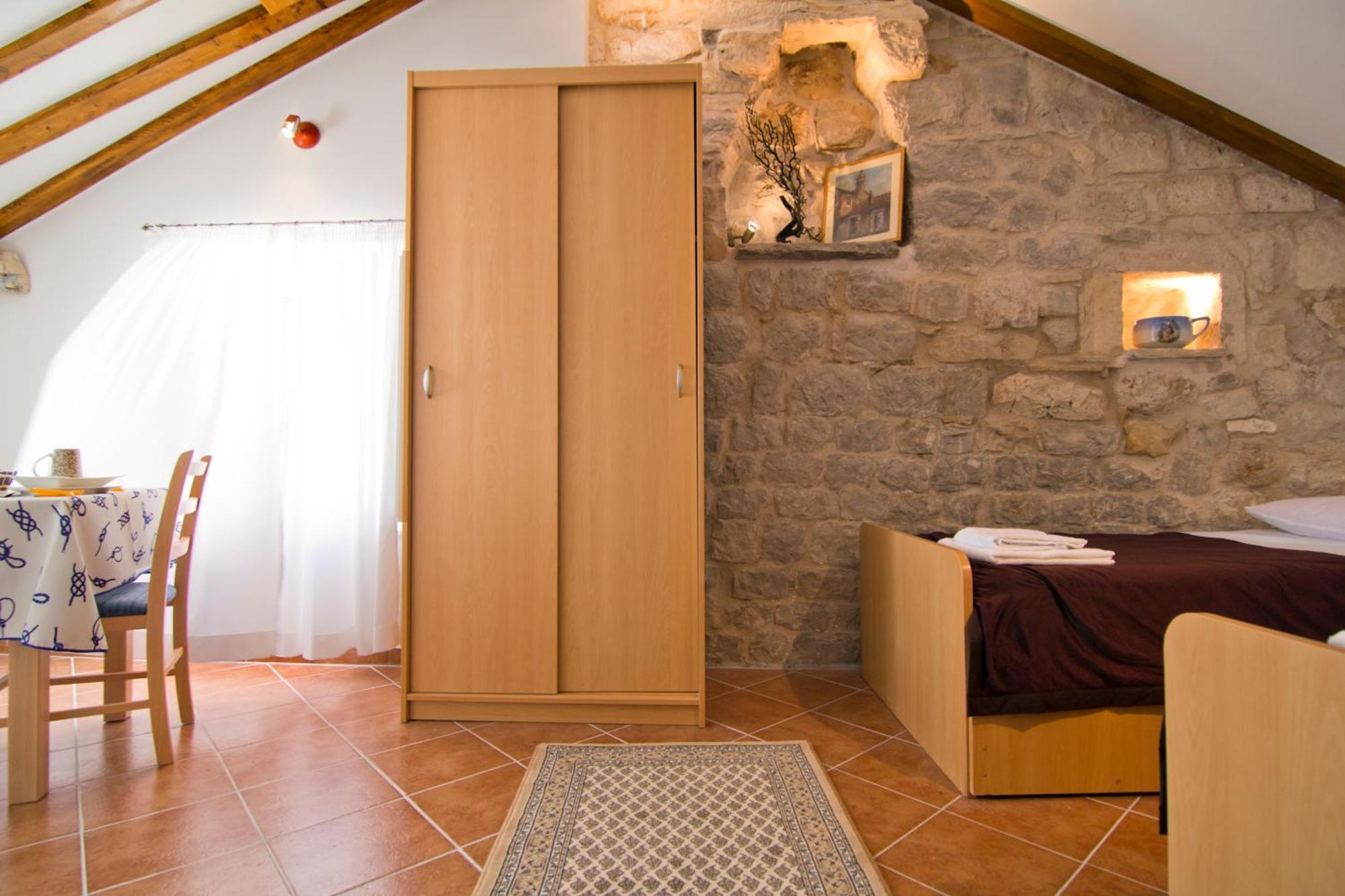 Donika Apartment Komiza